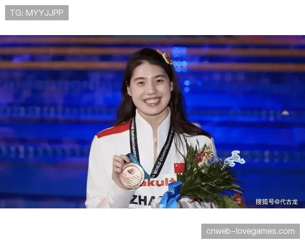 在女子50米蝶泳决赛后，银牌得主与铜牌得主在泳池中相拥，成绩仅差0.01秒